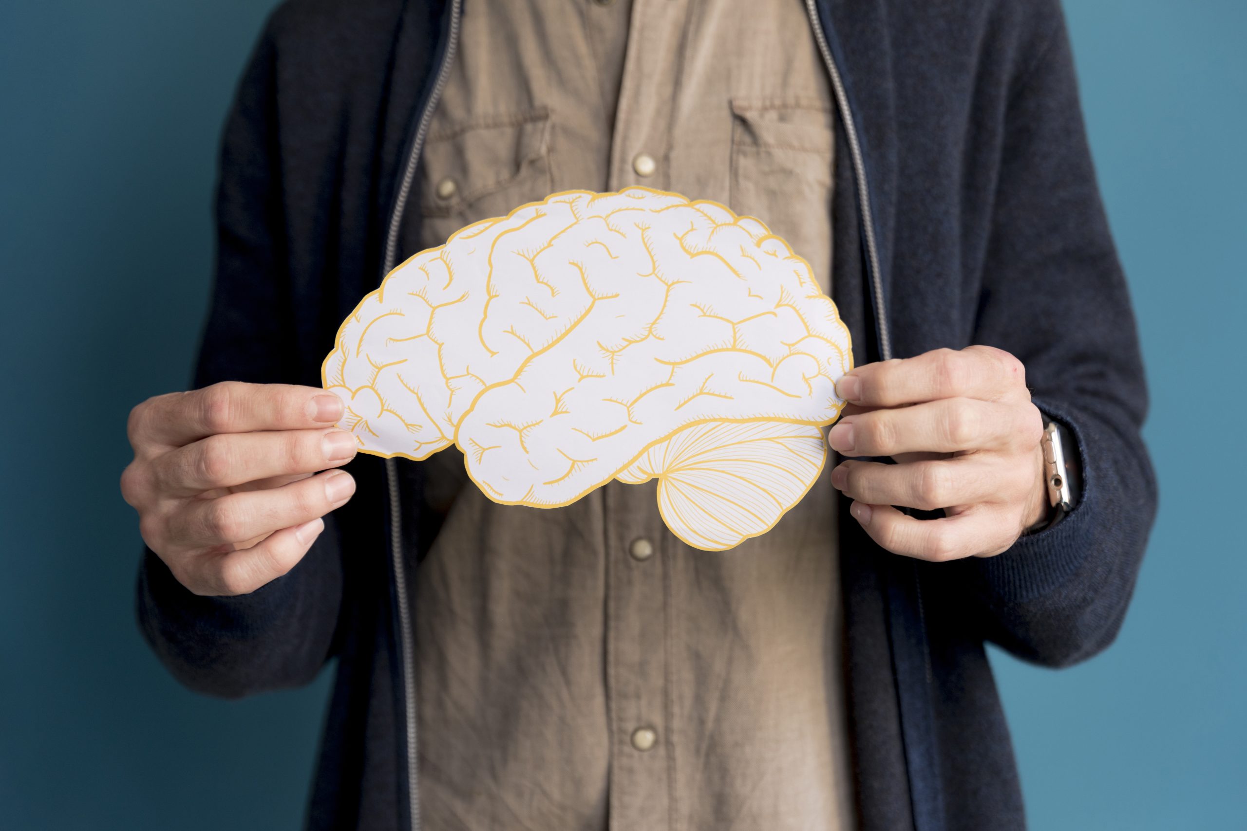 Neurología 1 close up man holding paper brain scaled