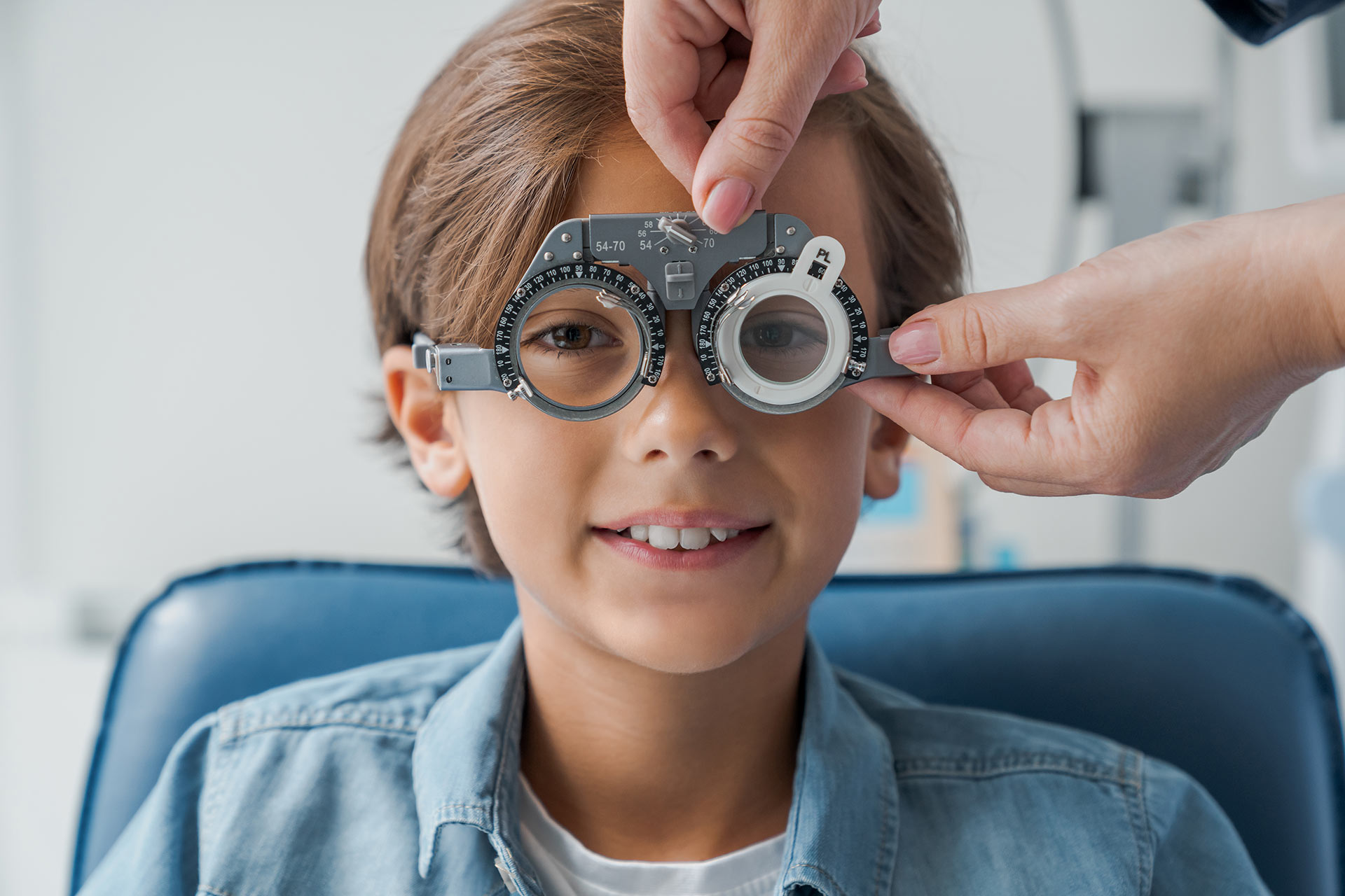 Oftalmologia 1 young boy with phoropter during sight testing eye 2022 04 20 16 57 08 utc
